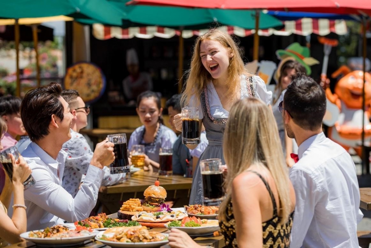 Nếu nghĩ rằng đến Beer Plaza chỉ để uống bia thì bạn đã... nhầm! Ngoài những loại bia hảo hạng và những món nướng thơm lừng khiến bạn có cảm giác như đang lạc giữa một con phố hội hè của châu Âu, thì Beer Plaza với không gian đường phố Âu bên ngoài và cực chill bên trong còn là "phim trường" lý tưởng cho các bức hình nữa đấy.