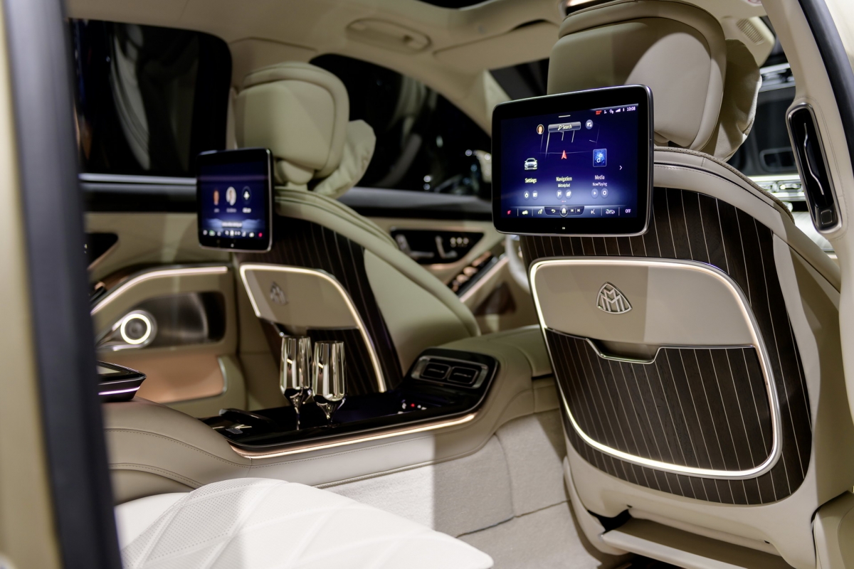 Mercedes-Maybach S-Class mới được trang bị lớp sơn hoàn thiện 2 tông màu tùy chọn với đường phân cách được làm bằng tay, toàn bộ quá trình này mất tới 1 tuần. Và lần đầu tiên xuất hiện trên chiếc Maybach Mercedes, cửa sau có thể mở điện thông qua 1 nút bấm.