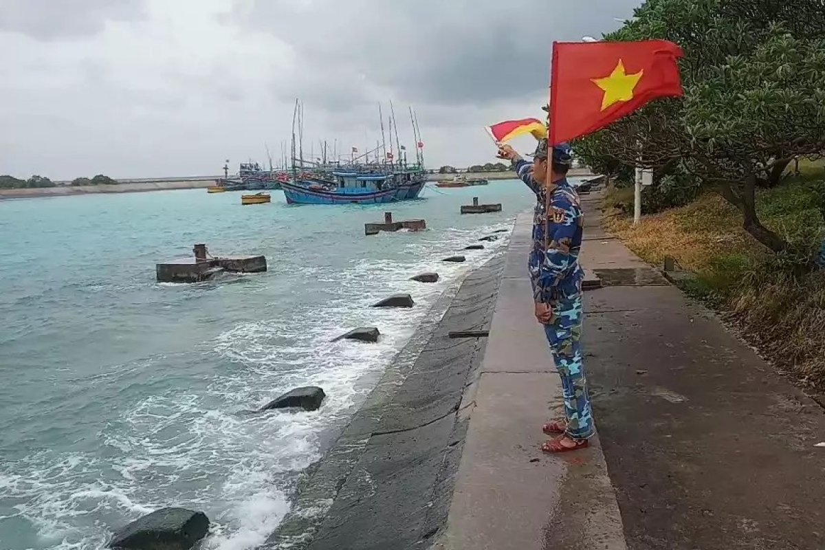 Đảo Song Tử Tây hỗ trợ ngư dân khi vào âu tàu neo đậu, tránh trú.
