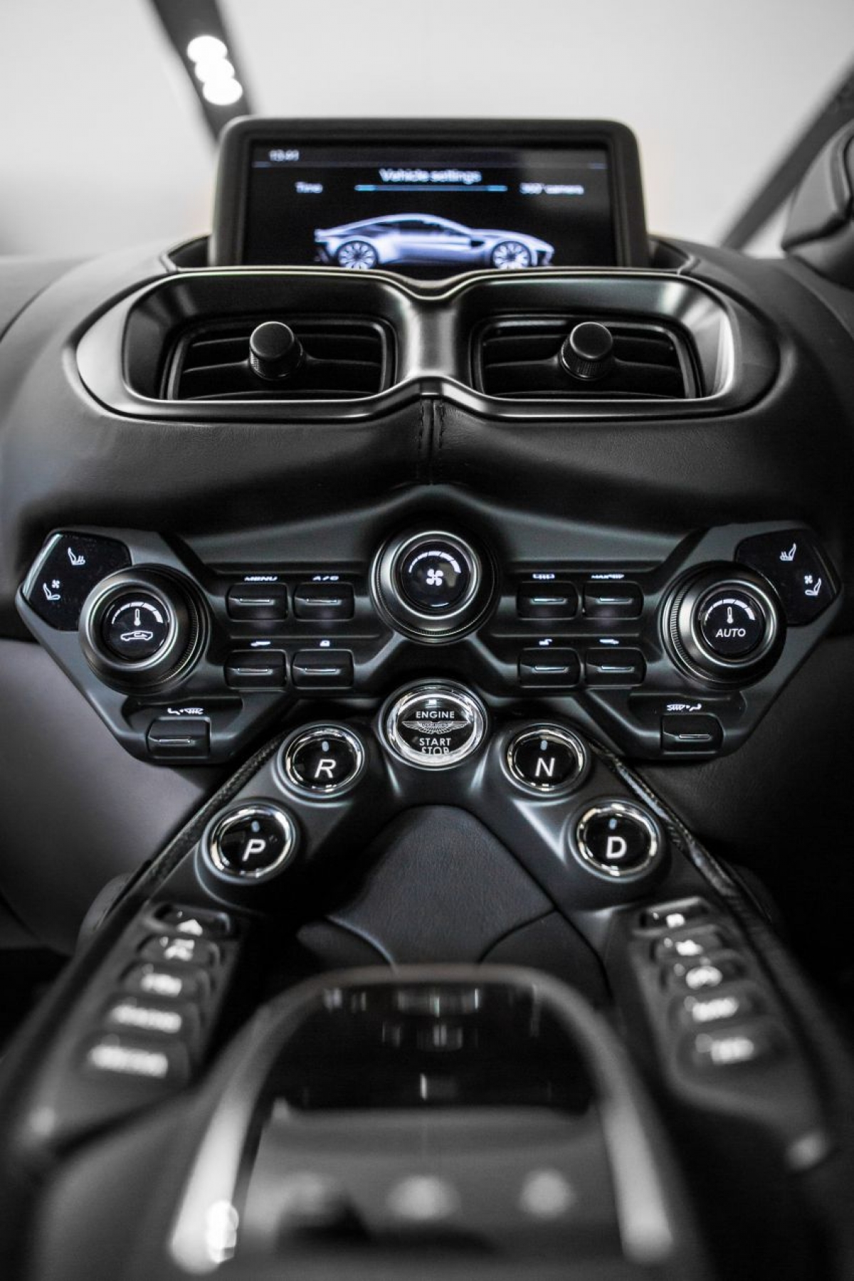 Bên trong, chiếc Dark Knight sử dụng da Caithness và Alcantara. Nhìn kỹ bạn sẽ thấy nhiều lớp tông màu tối chồng tối – da Metalic Black và Dark Knight làm mờ thành các lớp trang trí Satin Carbon và trang thiết bị trong xe hoàn thiện với tông màu crom tối với da Alcantara đen.