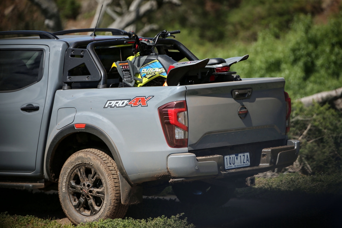 Nissan cũng tăng cường sức mạnh cho trục sau của chiếc Navara, tăng khả năng tải, dung tích cho thùng xe và lắp bậc tích hợp ở cản sau.
