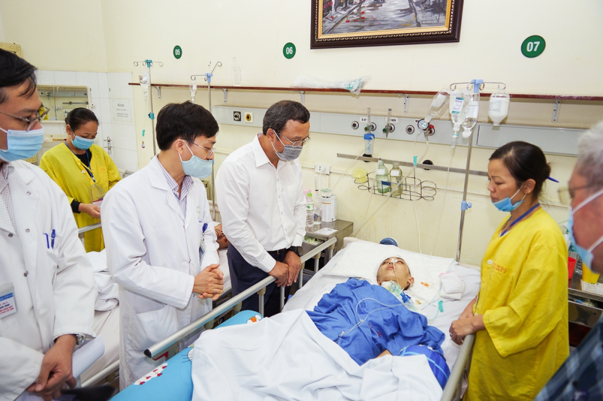 Phó Chủ tịch chuyên trách Ủy ban ATGT Quốc gia Khuất Việt Hùng và đoàn công tác trực tiếp thăm hỏi, động viên và trao những phần quà san sẻ gánh nặng đối với các nạn nhân, gia đình nạn nhân bị TNGT có hoàn cảnh khó khăn tại bệnh viện Việt Đức.