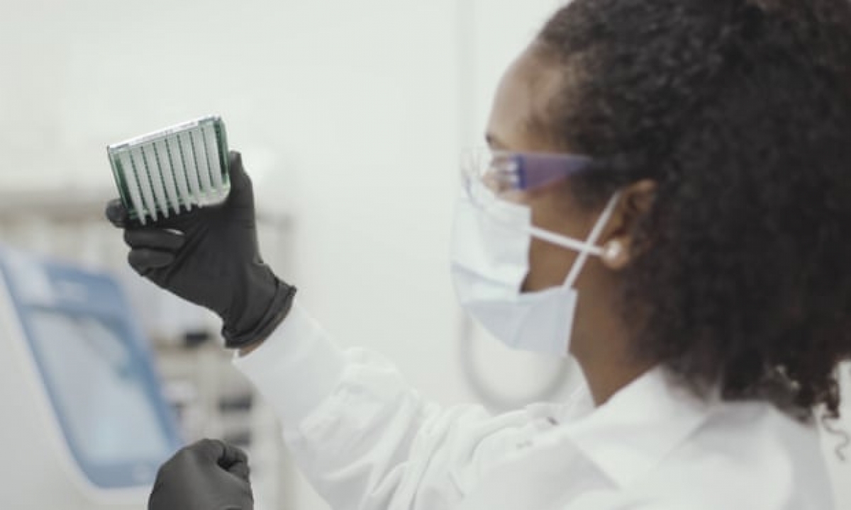 Các quốc gia Châu Âu đang chạy đua đặt mua vaccine. Ảnh: The Guardian