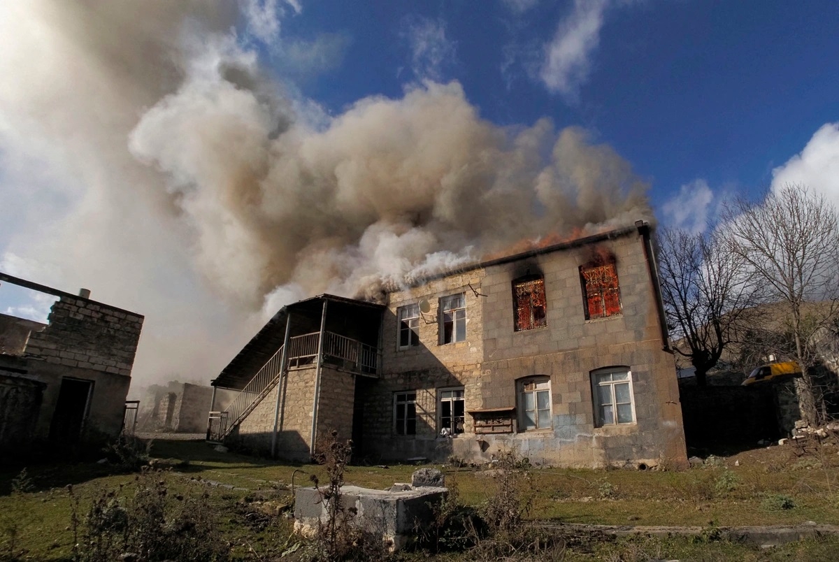 Một ngôi nhà khác của người Armenia chìm trong khói. Ảnh: AP.