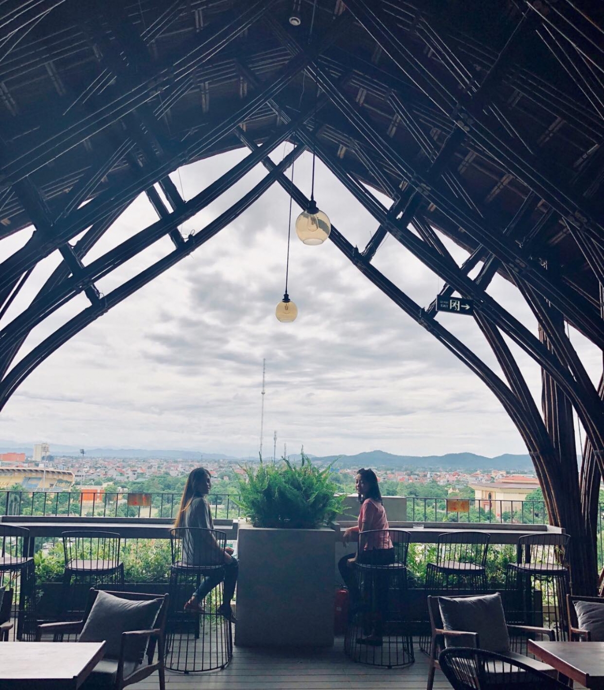 Quán cafe đặt trên sân thượng có thể ngắm được toàn cảnh thành phố.
