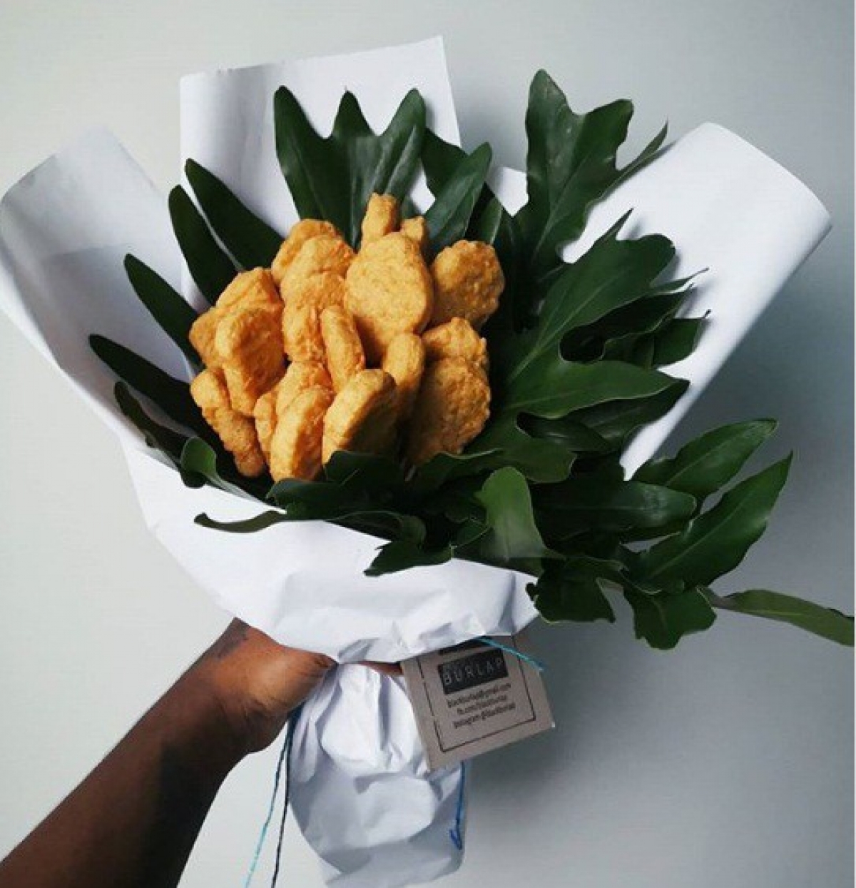 Bó hoa được tạo nên từ các nguyên liệu khá đơn giản như que tre, giấy gói hoa, thức ăn, lá cây...