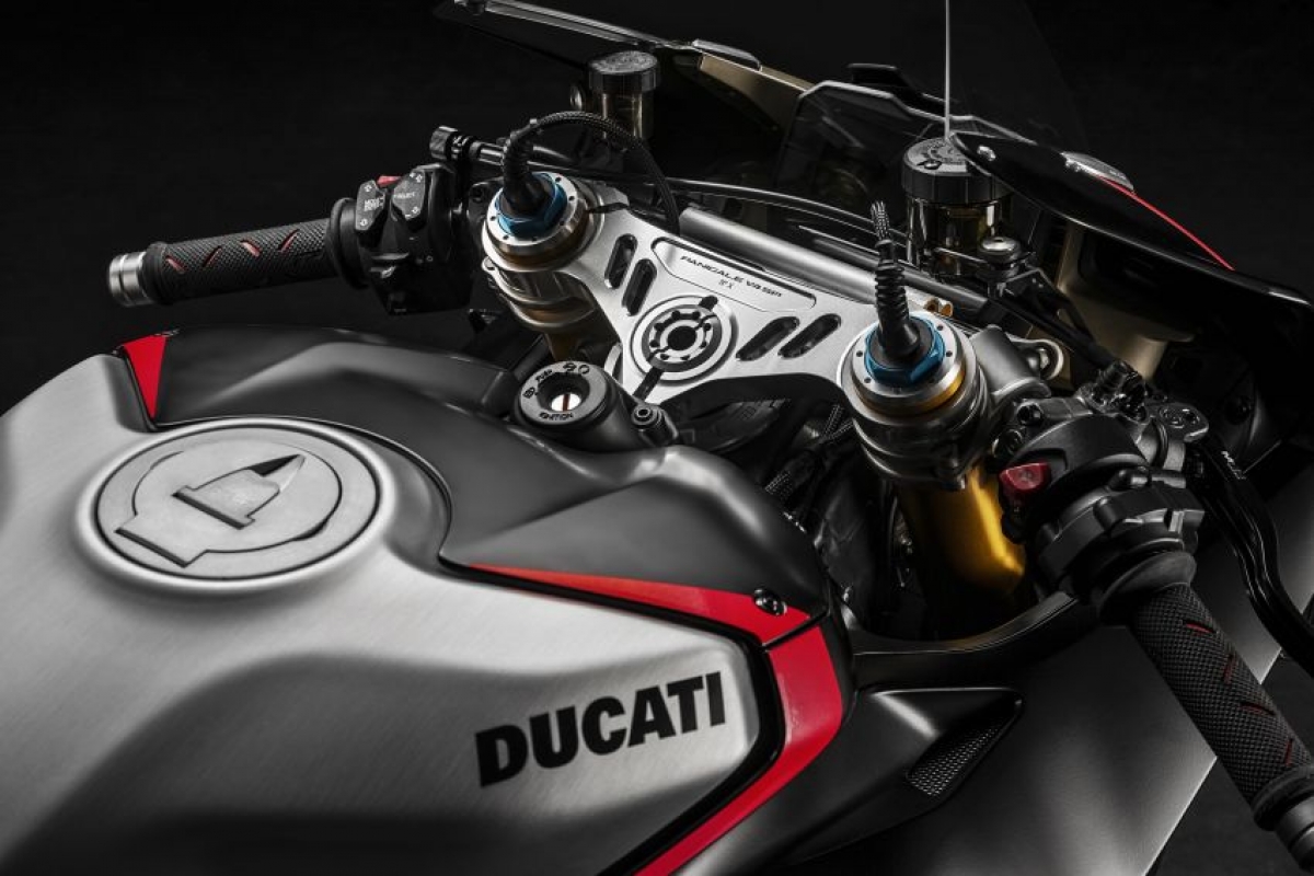 Hệ thống hỗ trợ lái điện tử trên chiếc Panigale V4 SP đi kèm với chế độ lái đường đua, điều này cho phép người lái lưu hai bản đồ động cơ và thiết lập hệ thống treo – Race A và Race B để so sánh giữa 2 cái và chuyển đổi 1 cách tự do tùy thuộc vào điều kiện đường đua. Mức giá bán của Ducati Panigale V4 SP 2021 là khoảng 992 triệu đồng khi quy đổi ra tiền Việt, đắt hơn cả V4S./.