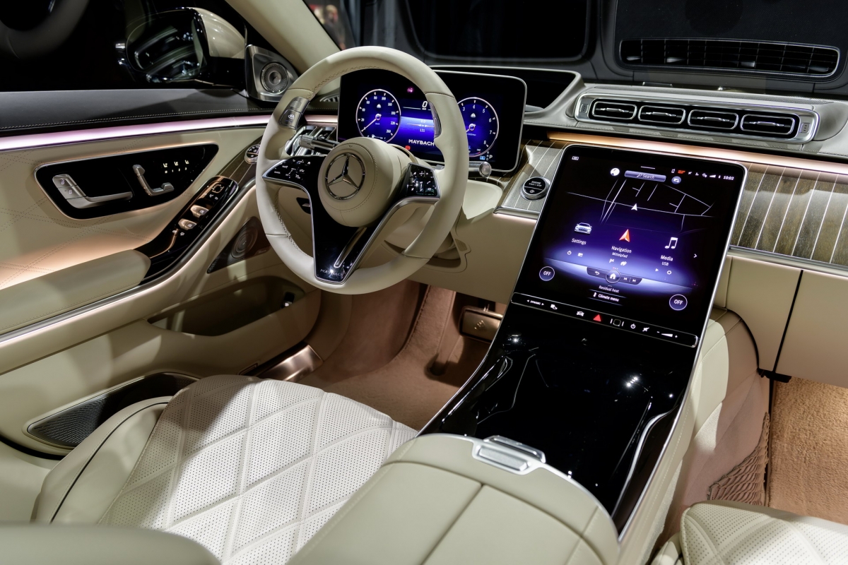 Chiếc limo mới này sử dụng hệ thống treo khí được phát triển đặc biệt với chế độ riêng “Maybach”, giúp hành trình thậm chí mượt mà hơn chiếc S-Class thông thường. Khi được kích hoạt, chế độ “Maybach” bàn đạp ga sẽ được điều chỉnh để tăng tốc nhẹ nhàng hơn, khởi động ở số thứ 2 và chuyển hộp số tự động 9 cấp sang hoạt động mượt mà hơn. Hệ thống lái sau chủ động cũng có sẵn để giúp Maybach S-Class mới cơ động và chính xác hơn, bánh sau có thể xoay tới 10 độ.