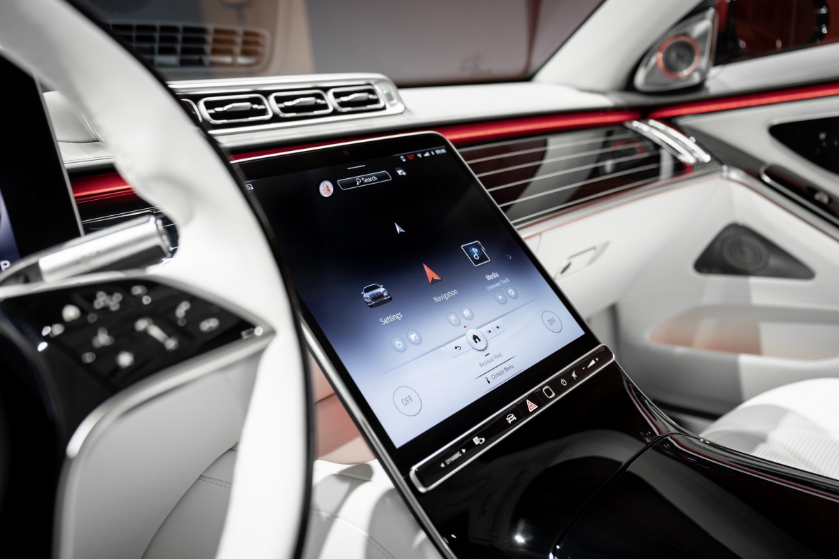 Mercedes-Maybach S-Class mới cũng sở hữu hệ thống hỗ trợ người lái Level 3, cho phép người lái bỏ tay khỏi vô lăng trong những tình huống như tắc đường hoặc đường cao tốc khi hệ thống này trở nên hợp pháp từ nửa cuối năm 2021.