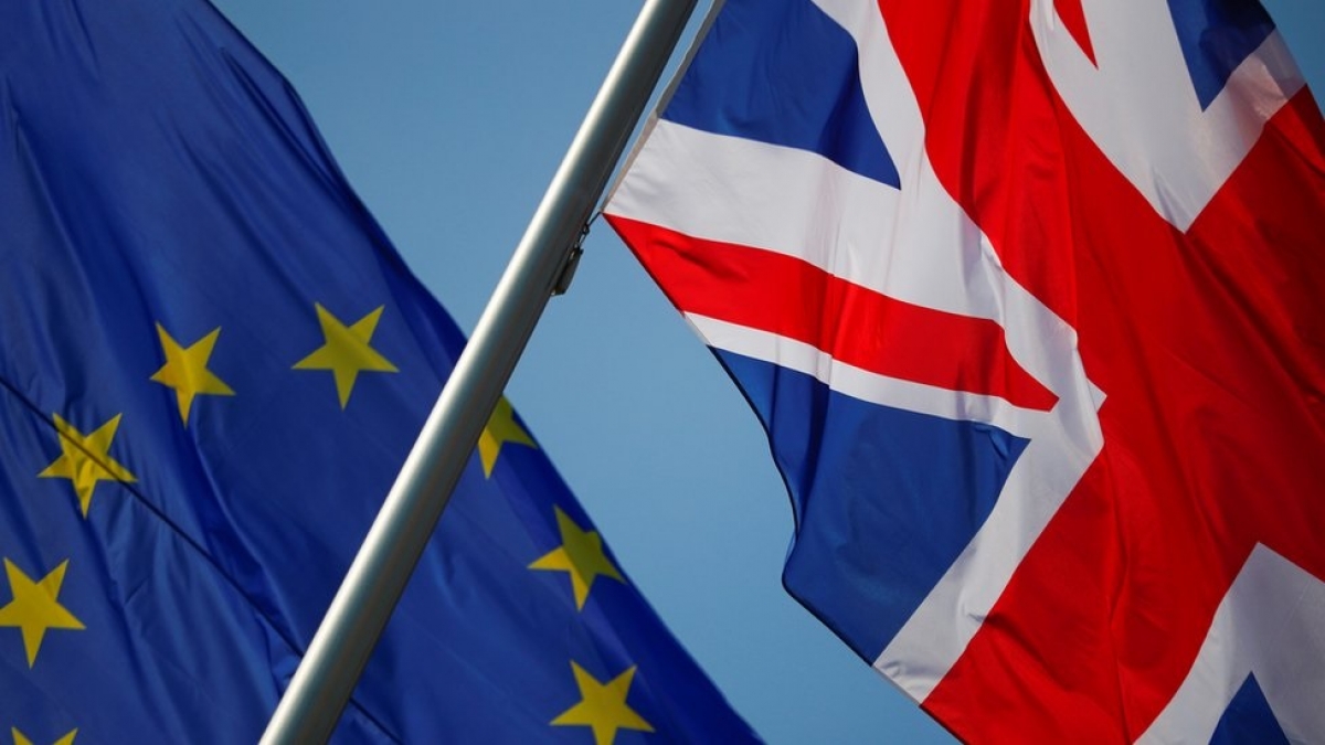 Cờ EU và Anh. Ảnh: BBC.