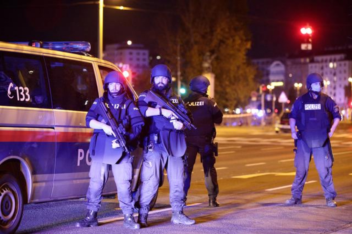 Quân đội Áo đã điều binh sĩ đến canh gác các địa điểm trọng yếu ở Vienna. Ảnh: Reuters