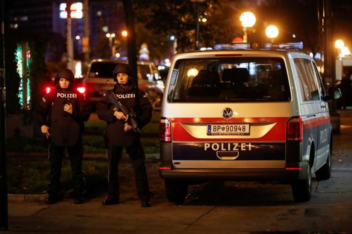 Thủ đô Vienna bị rung chuyển bởi hàng loạt vụ xả súng trước ngày tái phong tỏa. Ảnh: Reuters