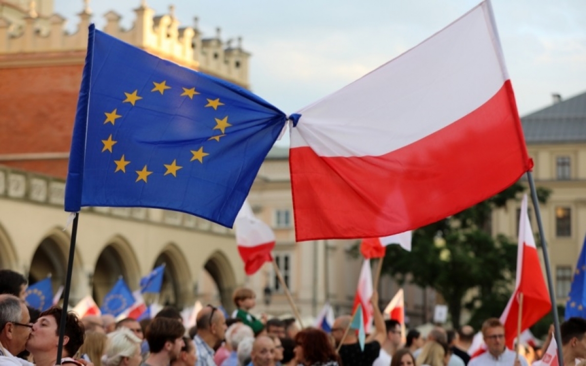 Cờ EU và Ba Lan. Ảnh: Emerging Euope.