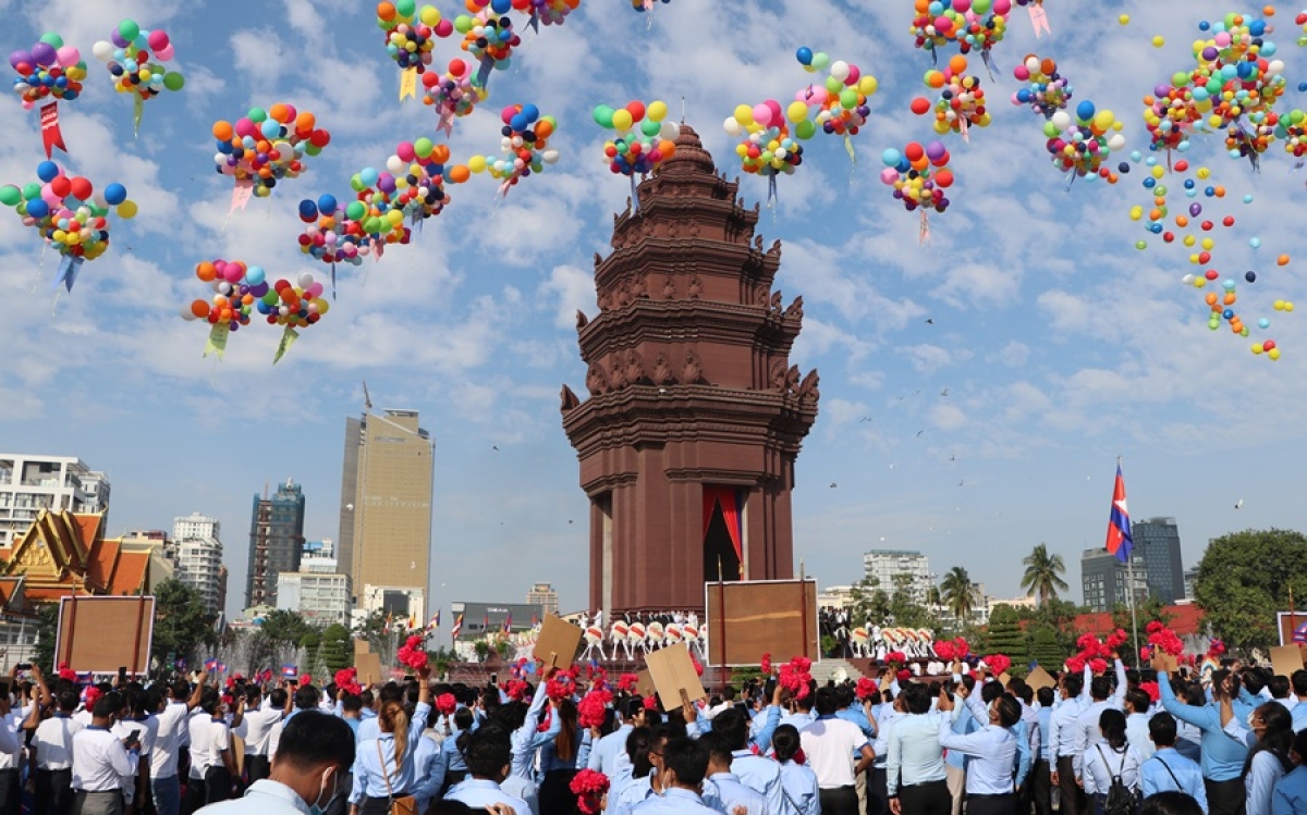 Hàng ngàn người đại diện các lực lượng vũ trang, cơ quan đoàn thể, hội thanh niên, học sinh và sinh viên Campuchia tham dự buổi lễ.