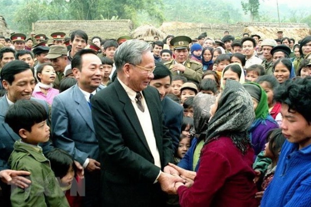 Chủ tịch nước Lê Đức Anh với nhân dân xã Phú Đình, huyện Định Hóa,
tỉnh Bắc Thái, tháng 1/1995. (Ảnh: Cao Phong/TTXVN)