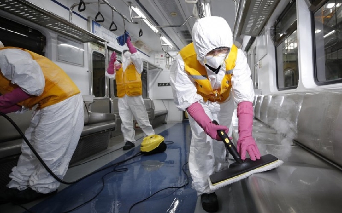 Vệ sinh phòng dịch Covid-19 ở Hàn Quốc. Ảnh: Los Angeles Times.