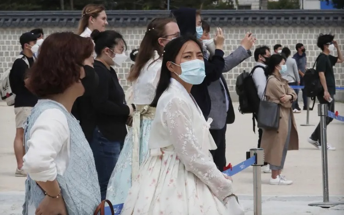 Du khách đeo khẩu trang ở Seoul, Hàn Quốc, mùa Covid-19. Ảnh: AP.