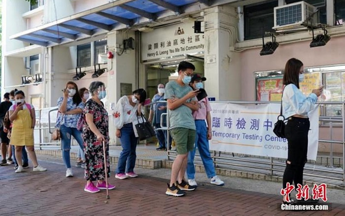 Người dân đi xét nghiệm Covid-19 tại Hong Kong. Ảnh: Chinanews.