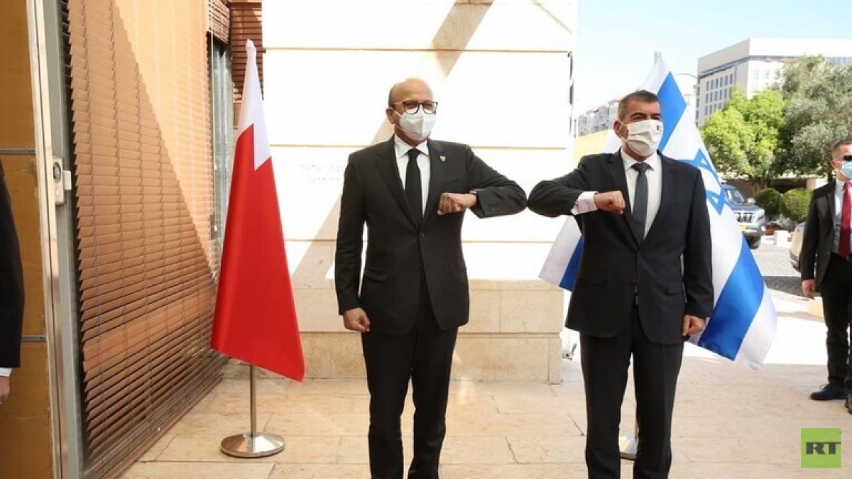 Ngoại trưởng Bahrain Abdul Latif Al-Zayani và Ngoại trưởng Israel Gabi Ashkenazi. Ảnh RT