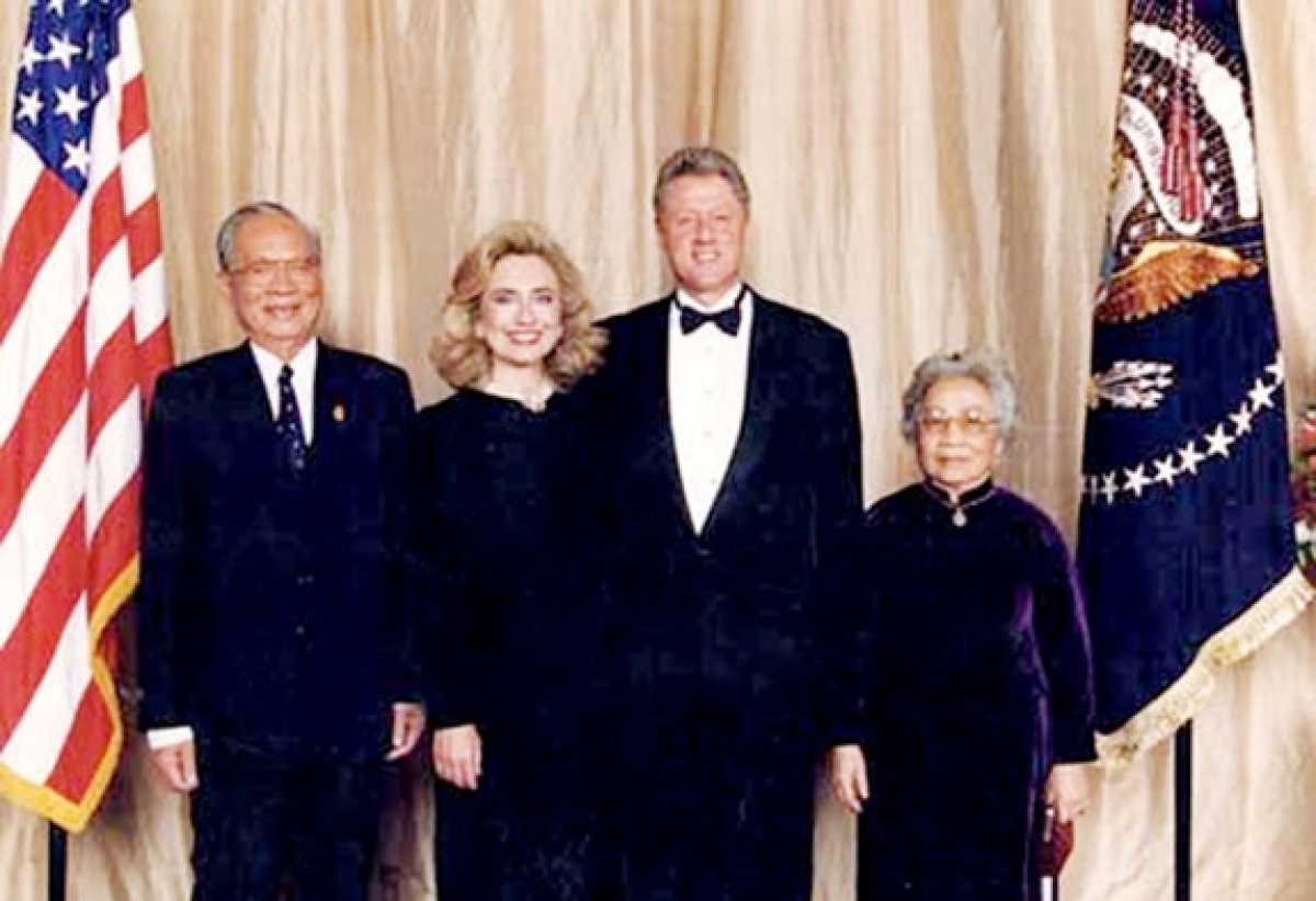 Tổng thống Mỹ Bill Clinton và phu nhân đón tiếp Chủ tịch nước Việt Nam Lê Đức Anh và phu nhân tại Mỹ năm 1995. Ảnh tư liệu