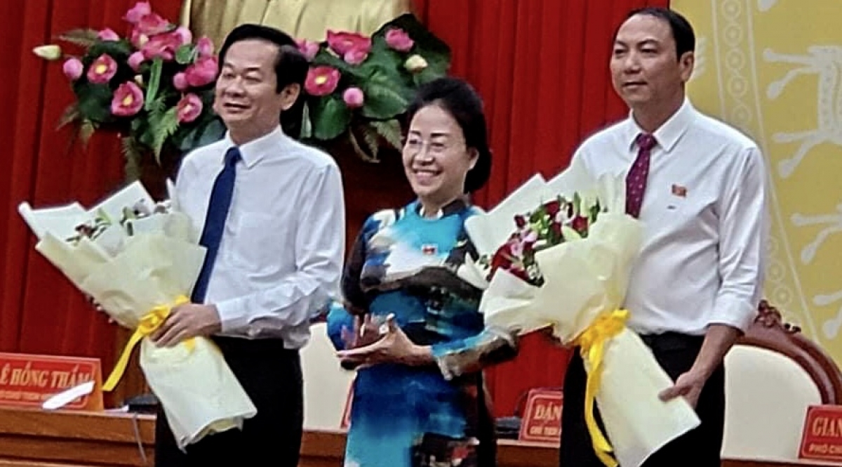 Bí thư Tỉnh ủy Kiên Giang Đỗ Thanh Bình ( bên trái) và tân Chủ tịch UBND tỉnh Kiên Giang Lâm Minh Thành (bên phải)