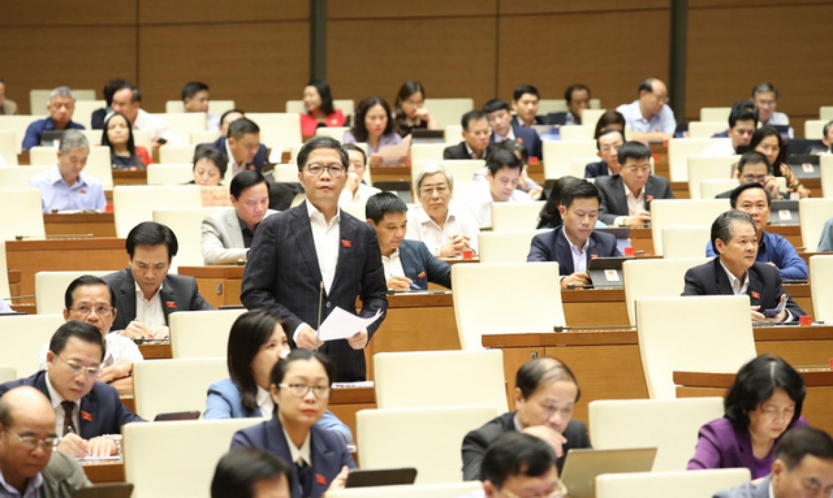 Bộ trưởng Bộ Công Thương Trần Tuấn Anh báo cáo giải trình về vấn đề thủy điện vừa và nhỏ. 