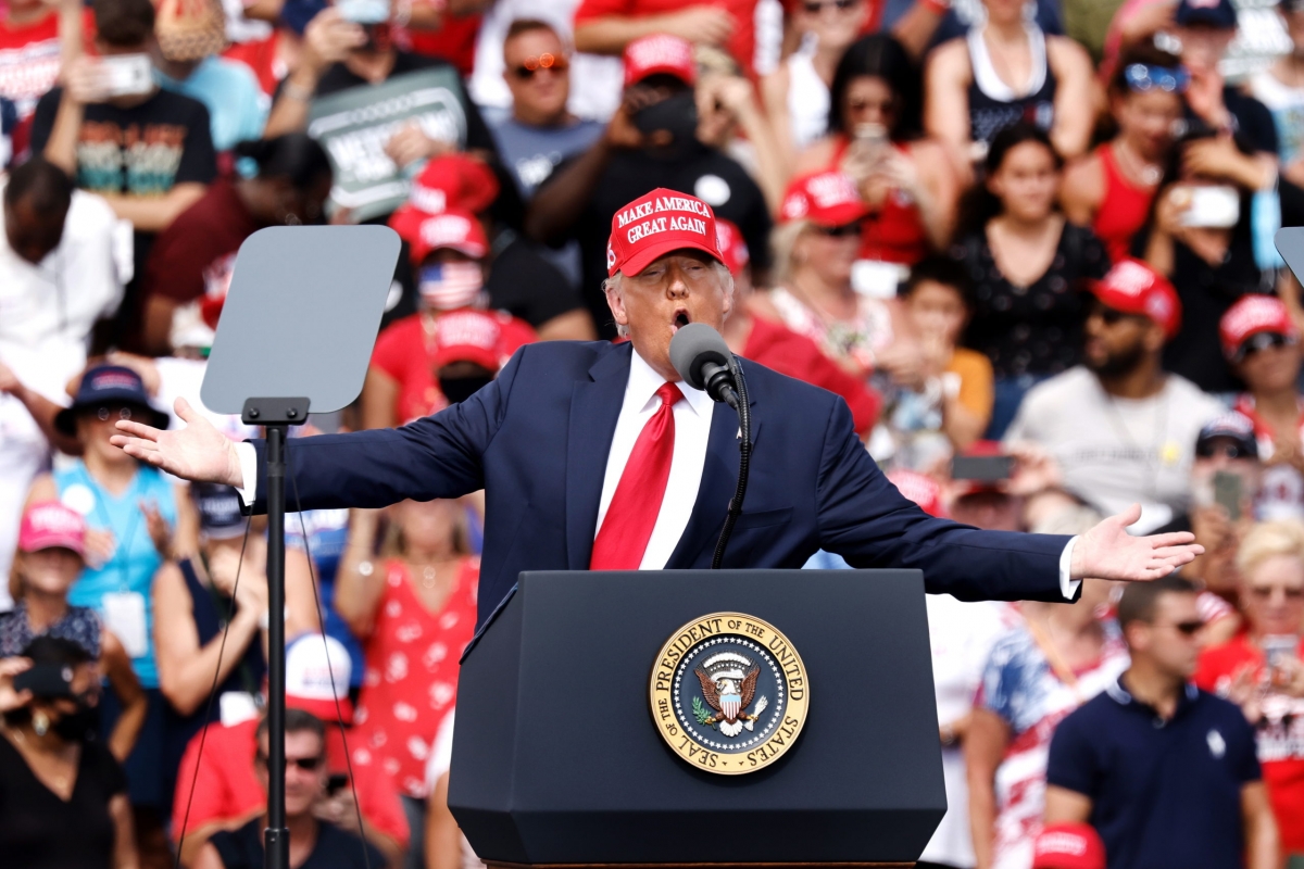 Tổng thống Trump vận động tranh cử tại Tampa, bang Florida. Ảnh: EPA 