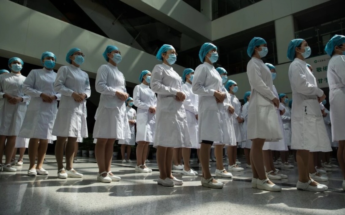 Y tá Trung Quốc đeo khẩu trang ngừa Covid-19. Ảnh: AFP.