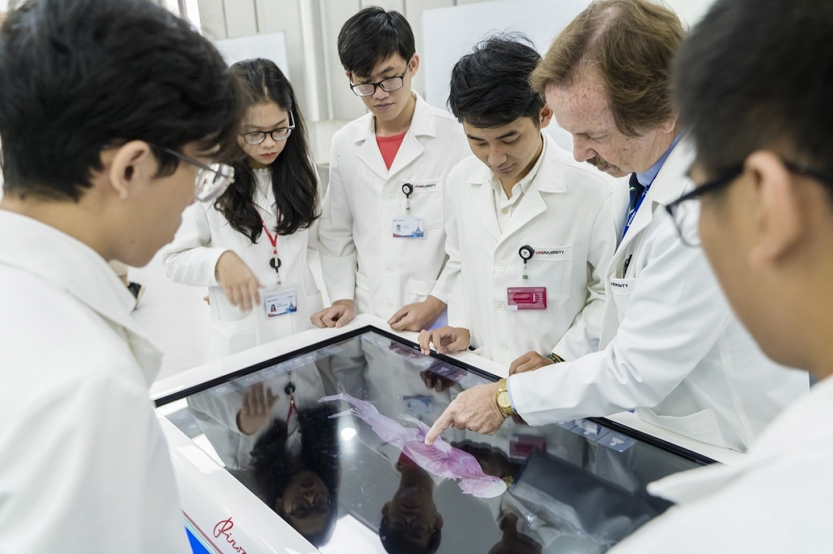 Bàn giải phẫu tương tác ảo Pirogov là thiết bị mô phỏng bao gồm tập giải phẫu 3D cơ thể người, vận hành như một máy tính bảng khổng lồ, điều khiển dễ dàng qua màn hình cảm ứng.