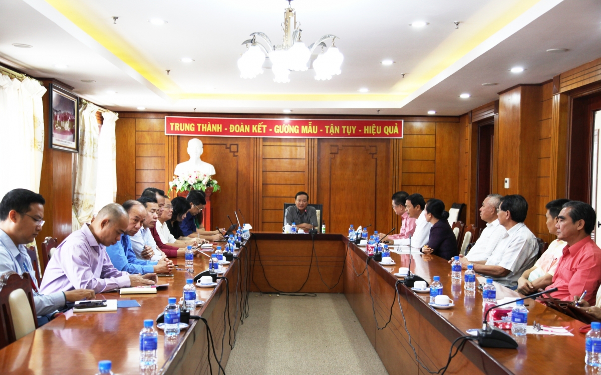 Đại sứ Nguyễn Bá Hùng giới thiệu một số nội dung chính trong dự thảo các văn kiện với bà con Việt kiều.