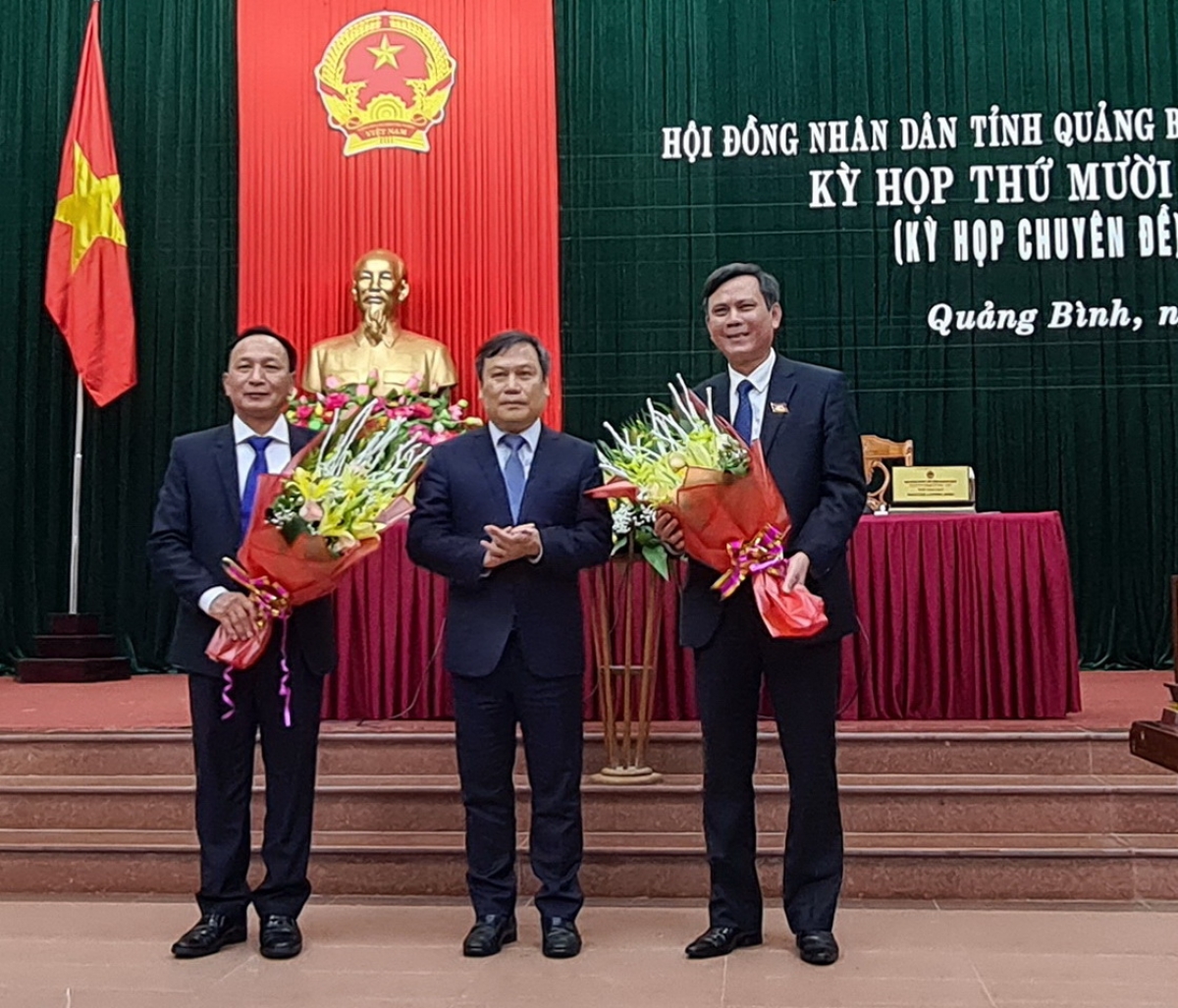 Bí thư Tỉnh ủy Quảng Bình Vũ Đại Thắng (giữa) tặng hoa chúc mừng tân Chủ tịch UBND tỉnh (phải) và tân Chủ tịch HĐND tỉnh Quảng Bình (trái)