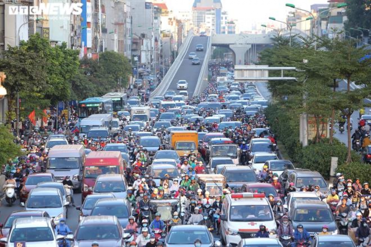 Cảnh ùn ứ tại đường Trường Chinh hướng về Ngã Tư Sở vào chiều 10/11.