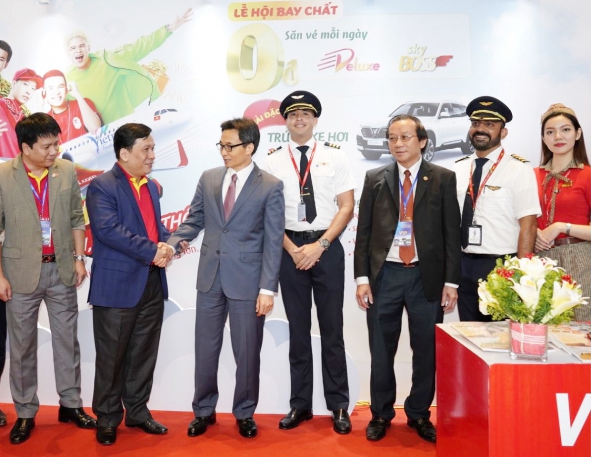 Phó Thủ tưởng Vũ Đức Đam thăm khu vực trưng bày Vietjet tại Hội nghị Toàn quốc Du lịch 2020.