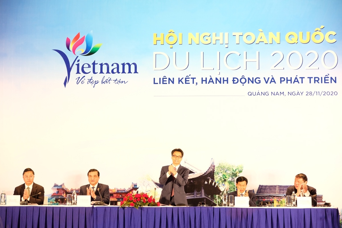 Phó Thủ tướng Vũ Đức Đam, Bộ trưởng Bộ Văn hóa, Thể thao và Du lịch Nguyễn Ngọc Thiện tham gia hội nghị và lắng nghe ý kiến tham luận của các đại biểu tham dự.