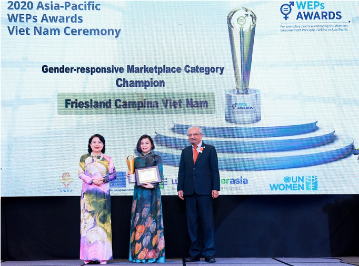 Bà Phan Nam Trân (giữa), Giám đốc Nhân sự FrieslandCampina Việt Nam nhận giải thưởng “Bình đẳng giới trên thị trường.