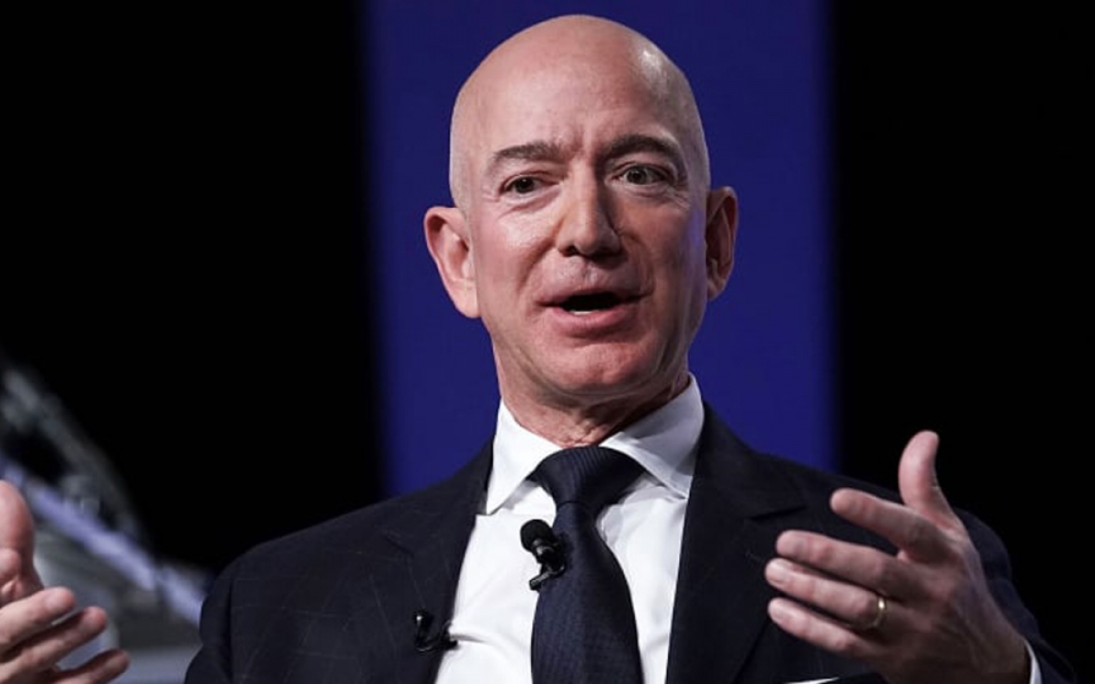 Tỷ phú Jeff Bezos - CEO Amazon vẫn giữ vững ngôi vị người giàu nhất thế giới. (Ảnh: Getty Images)