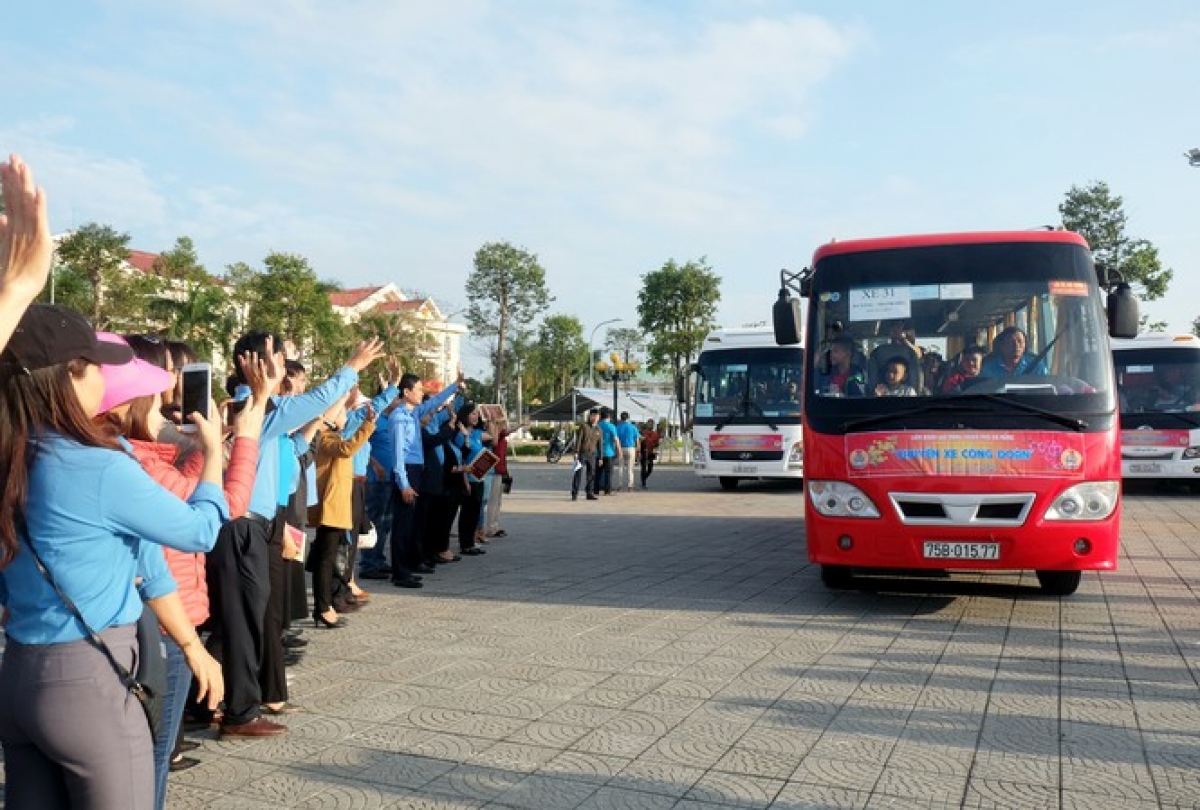 Dự kiến các chuyến xe sẽ đưa được 1.200 người lao động có hoàn cảnh khó khăn về quê đón Tết với các tuyến đường: Hà Nội - Thanh Hoá, Hà Nội - Nghệ An, Hà Nội - Hà Tĩnh. (Ảnh minh họa)
