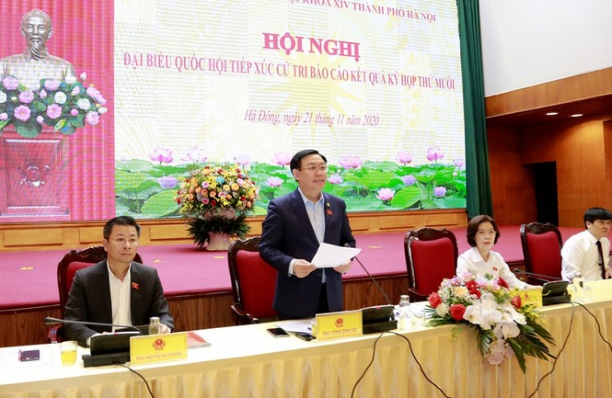 Bí thư Thành ủy Hà Nội Vương Đình Huệ phát biểu tại hội nghị tiếp xúc cử tri