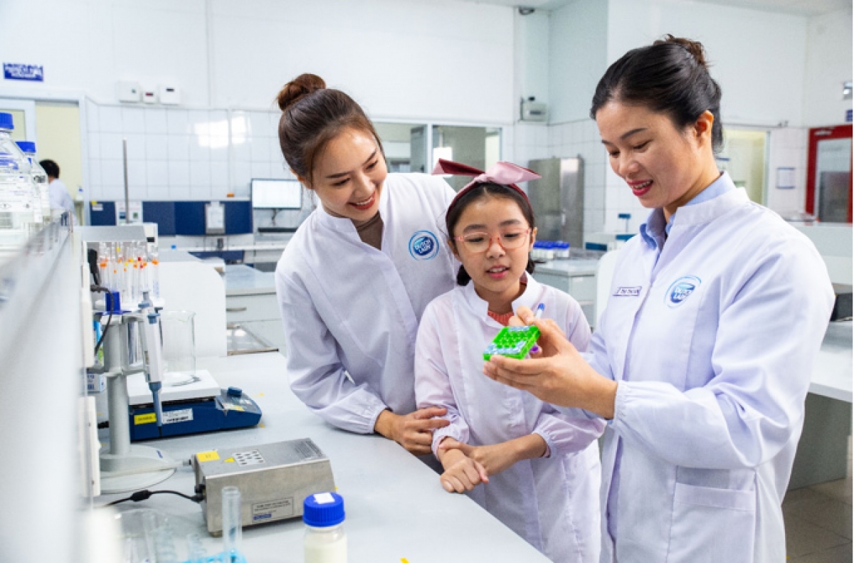 Nhân viên nữ của FrieslandCampina Việt Nam luôn được tạo động lực phát triển trong công việc và bản thân. Trong ảnh, chị Lê Thị Thoan (cầm viết), nhân viên phòng Quản lý chất lượng luôn có niềm đam mê với nghề hơn 10 năm .