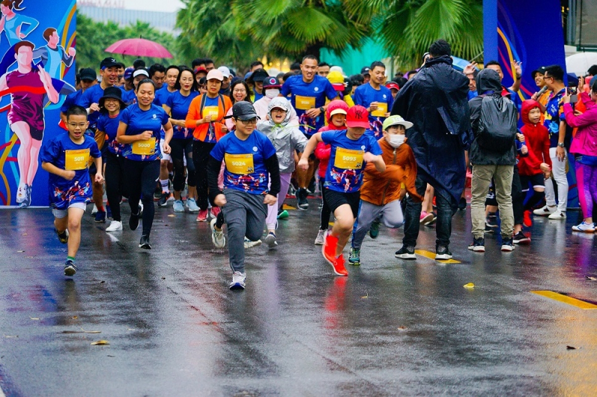 Hàng trăm vận động viên cùng nhau xuất phát trong giải chạy Happy Run Marathon
