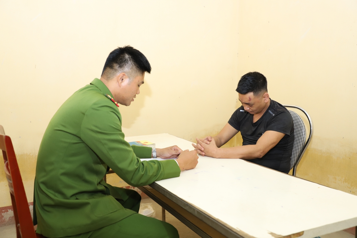 Lấy lời khai đối tượng Nguyễn Tuấn Sinh