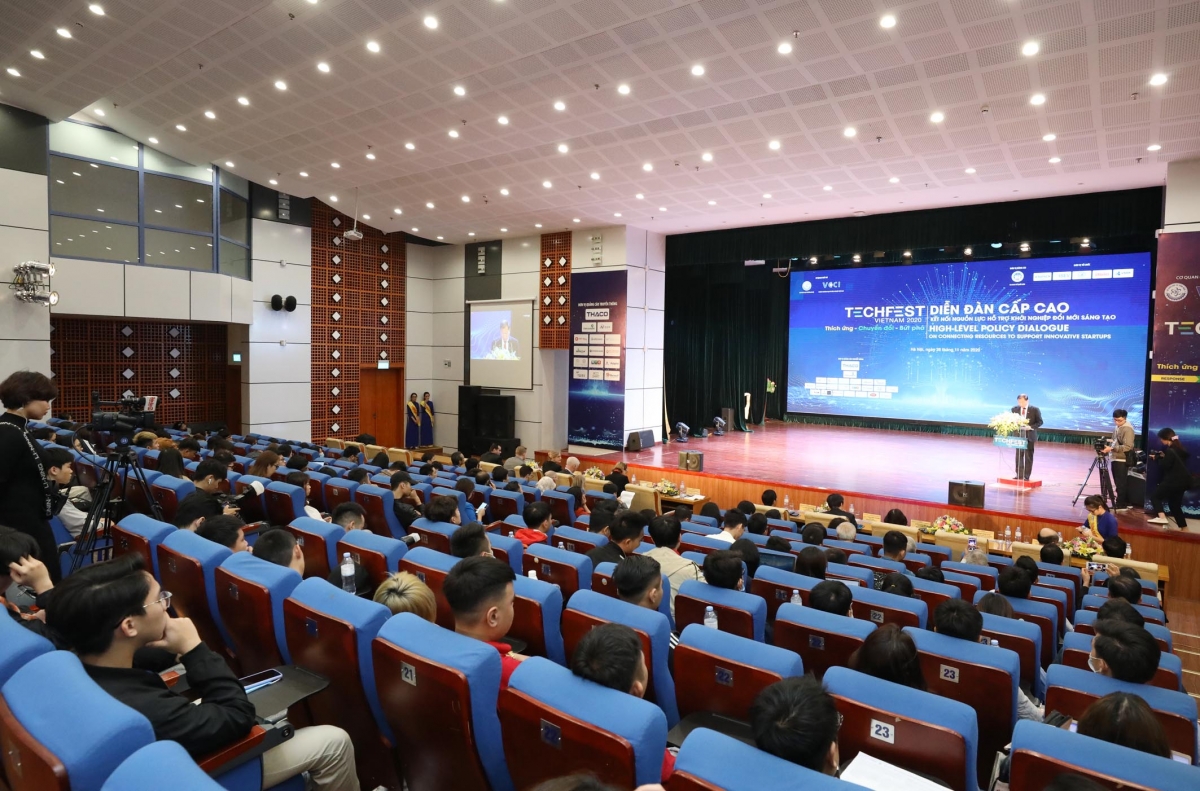 Toàn cảnh diễn đàn.