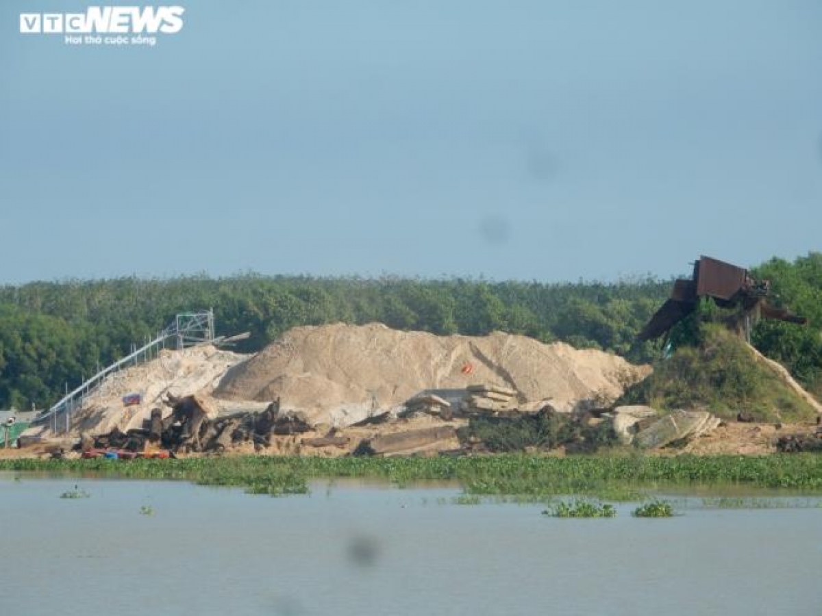 Một bãi tập kết cát "khủng" tại vị trí ấp Hoà Lộc (xã Minh Hoà, huyện Dầu Tiếng, Bình Dương).