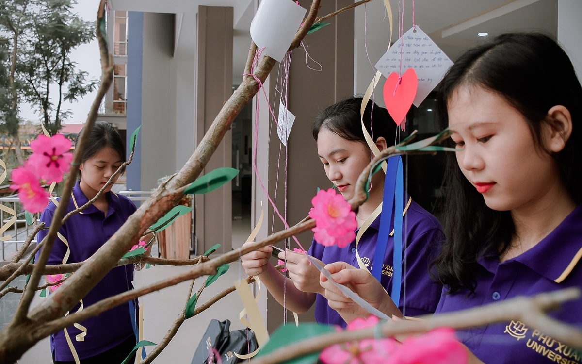 Thay vì tặng hoa, thầy và trò trường đại học Phú Xuân (Huế) trồng cây xanh để tại không gian thoáng mát.