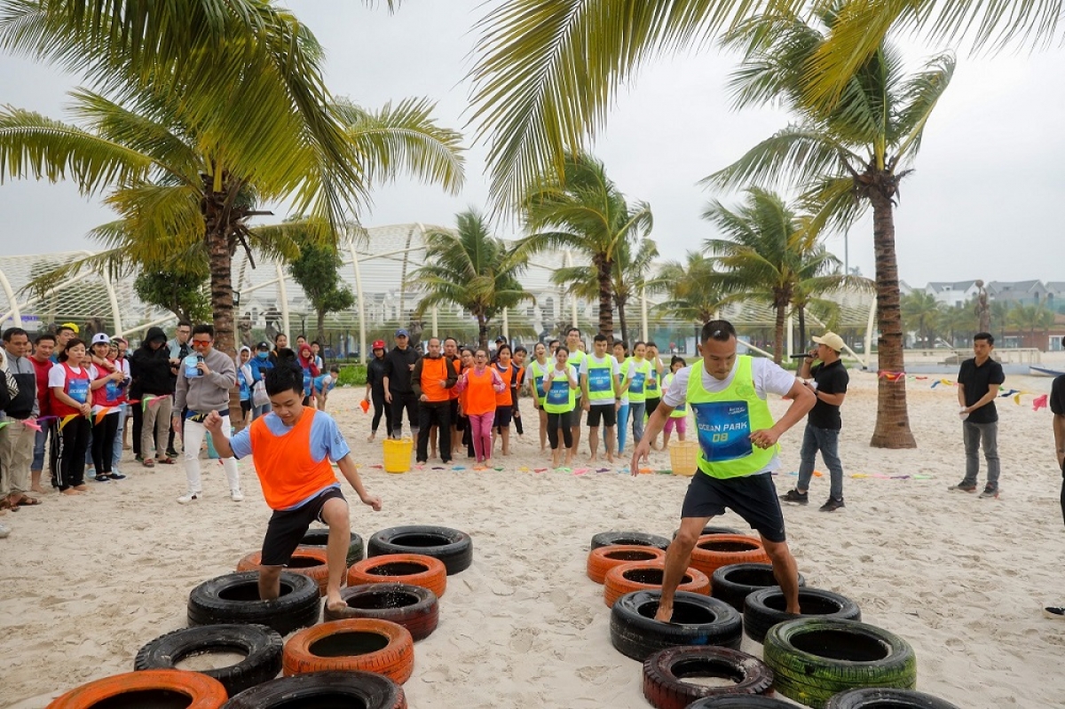 Các hoạt động Teambuilding được đông đảo cư dân tham gia tích cực, tạo nên bầu không khí sôi động trên bãi biển của Vinhomes Ocean Park trong ngày cuối tuần.