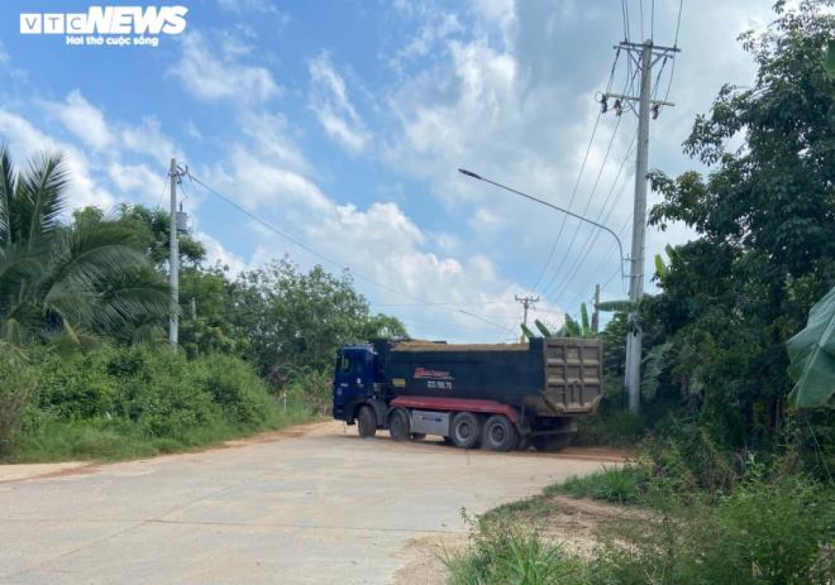 Xe chở cát có dấu hiệu quá tải, không che bạt ngang nhiên lưu thông trên đường mà không hề bị xử lý.