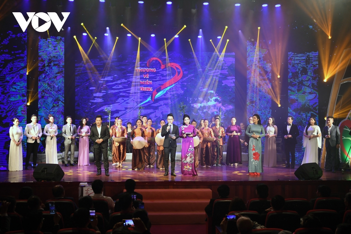 Chương trình thiện nguyện "Thương về miền Trung" do VOV tổ chức tối 30/10 đã nhận được sự ủng hộ bằng tiền và nhiều quà tặng, hiện vật trị giá gần 13 tỷ đồng gửi tặng đồng bào miền Trung.