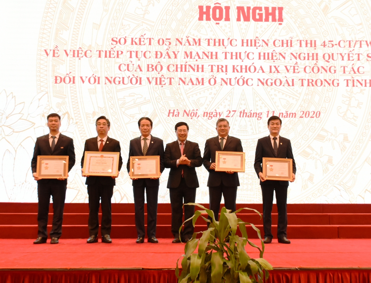 Phó Thủ tướng Phạm Bình Minh cùng các cá nhân có thành tích nổi bật trong công tác đối ngoại.