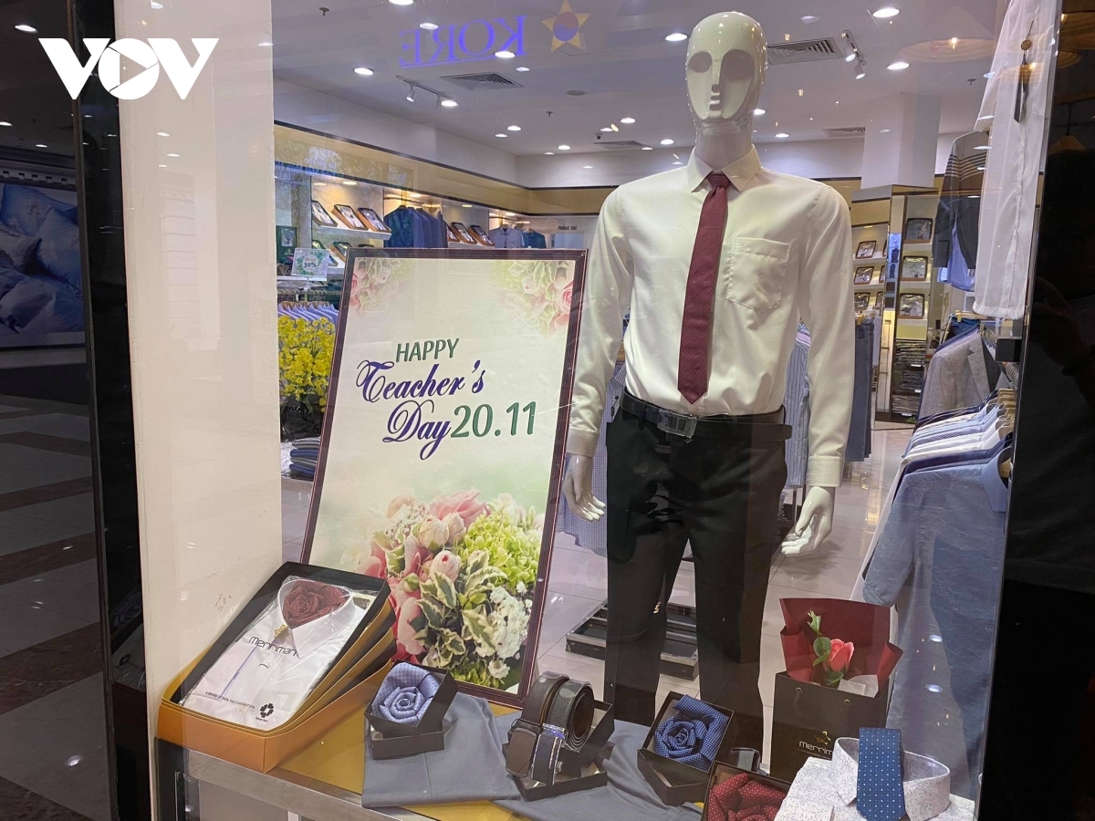 Thị trường quà tặng sôi động ngày 20/11.