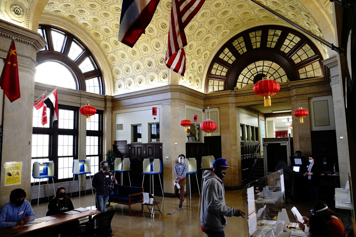 Một điểm bỏ phiếu bên trong một trường học ở TP Milwaukee, Wisconsin (Ảnh: CNN)